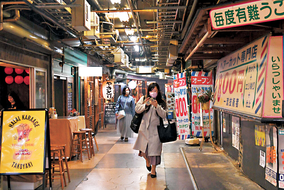 ●高市早苗發表涉台錯誤言論後，北京、上海等地，不少赴日團隊遊已取消。圖為日本東京淺草區地下購物中心多店空置，市道冷清。 彭博社