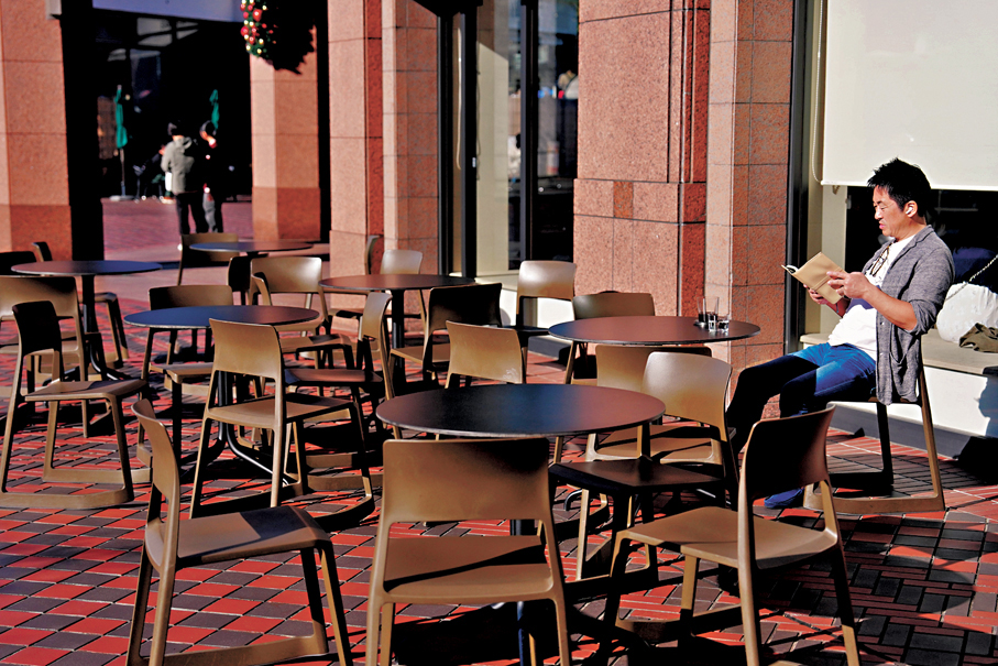 ●投資者擔心中日關係惡化導致訪日遊客減少。圖為東京一間咖啡店。 新華社