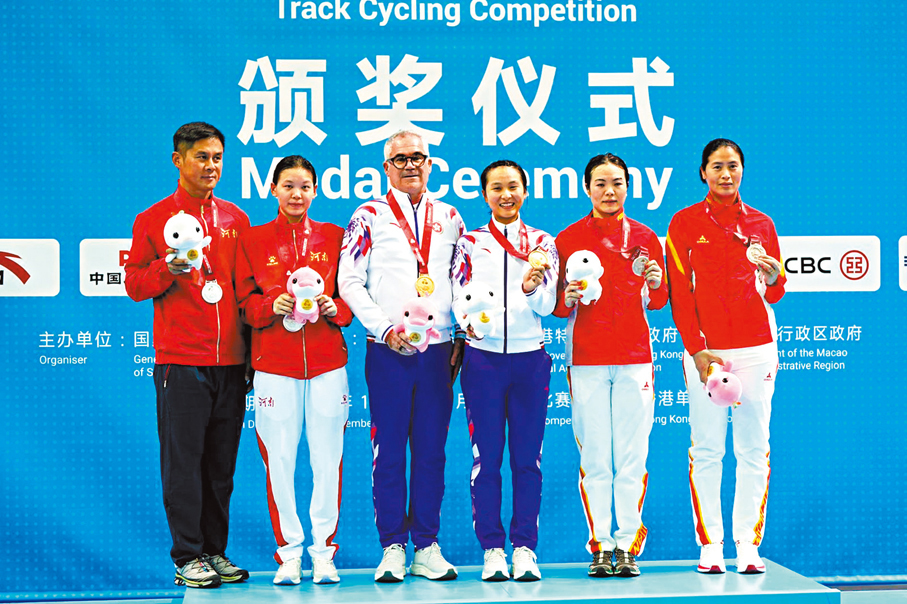 ●李思穎（右三）和總教練達海飛（右四）在頒獎儀式上。