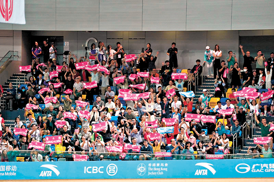 ●單車迷落力為李思穎打氣。