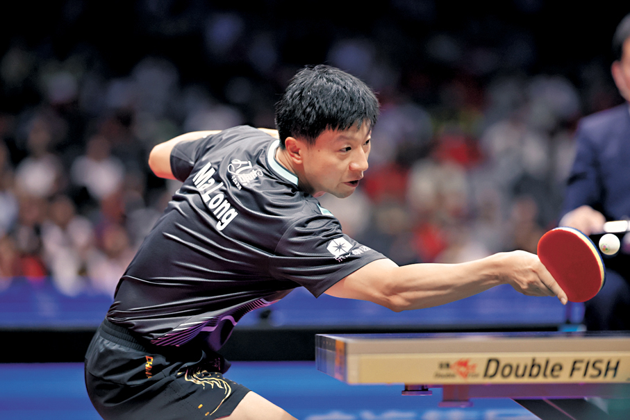 ●馬龍在比賽中回球。  新華社