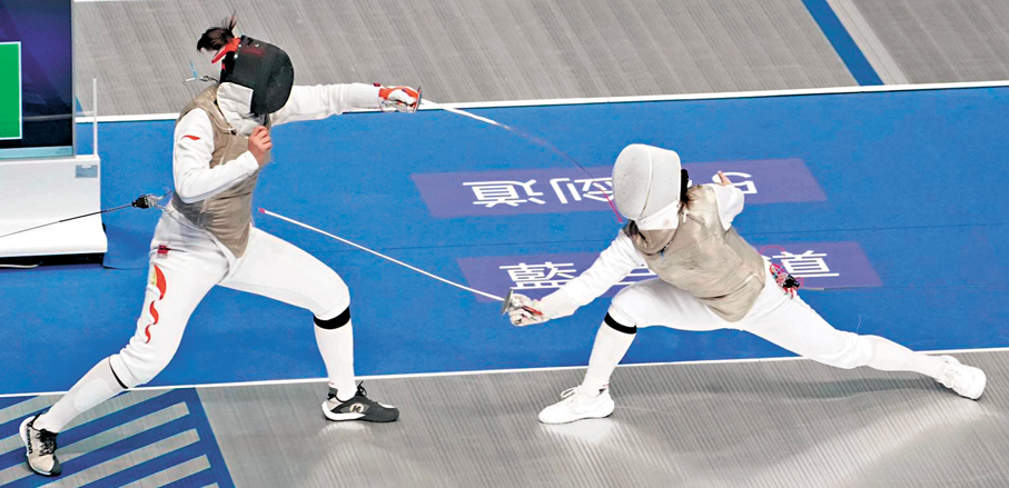 ●關渝澄（右）在女花八強不敵黄芊芊，無緣晉級。 香港文匯報記者張發兒  攝