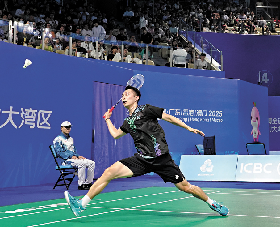 ●伍家朗於八強打足三局，最終不敵湖南隊選手王正行。  香港文匯報記者郭若溪  攝