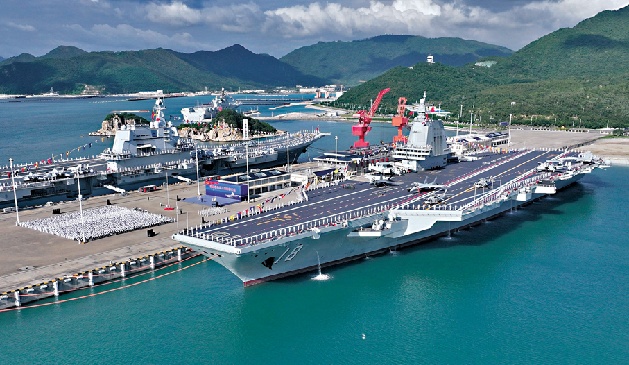 ●福建艦入列授旗儀式在海南三亞舉行。  資料圖片