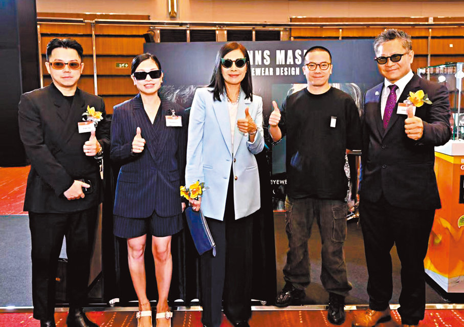 ●Jeffrey（右二）分享3D技術在眼鏡上的應用。