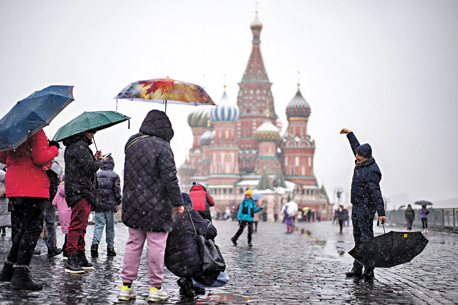 ●特朗普宣稱要制裁所有與俄羅斯有商業往來的國家。圖為民眾在莫斯科紅場拍攝雪景。 新華社