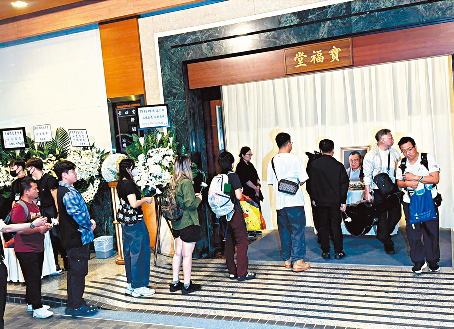 ●市民手持白花排隊向許紹雄作最後致意。 香港文匯報記者阿祖 攝