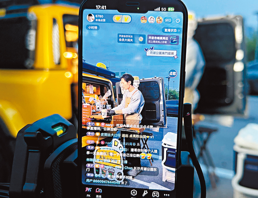 ●姚亦澧邊做咖啡邊直播。 香港文匯報記者姚進  攝