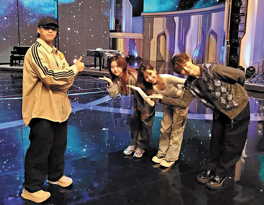 ●胡鴻鈞帶學員向坤哥鞠躬致謝。  香港文匯報記者梁靜儀  攝