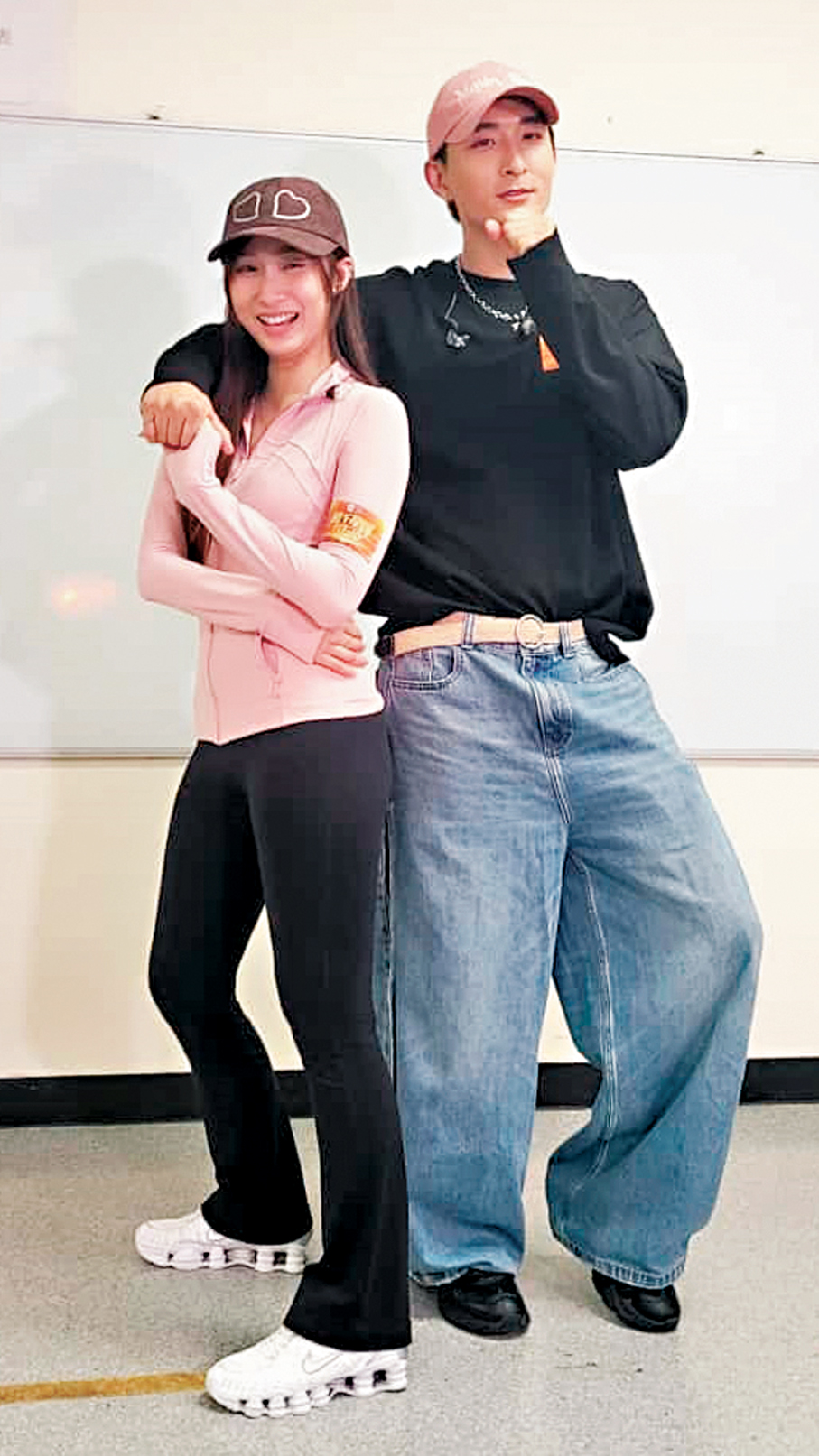 ●Yumi與Aska示範好友拖手。香港文匯報記者梁靜儀  攝