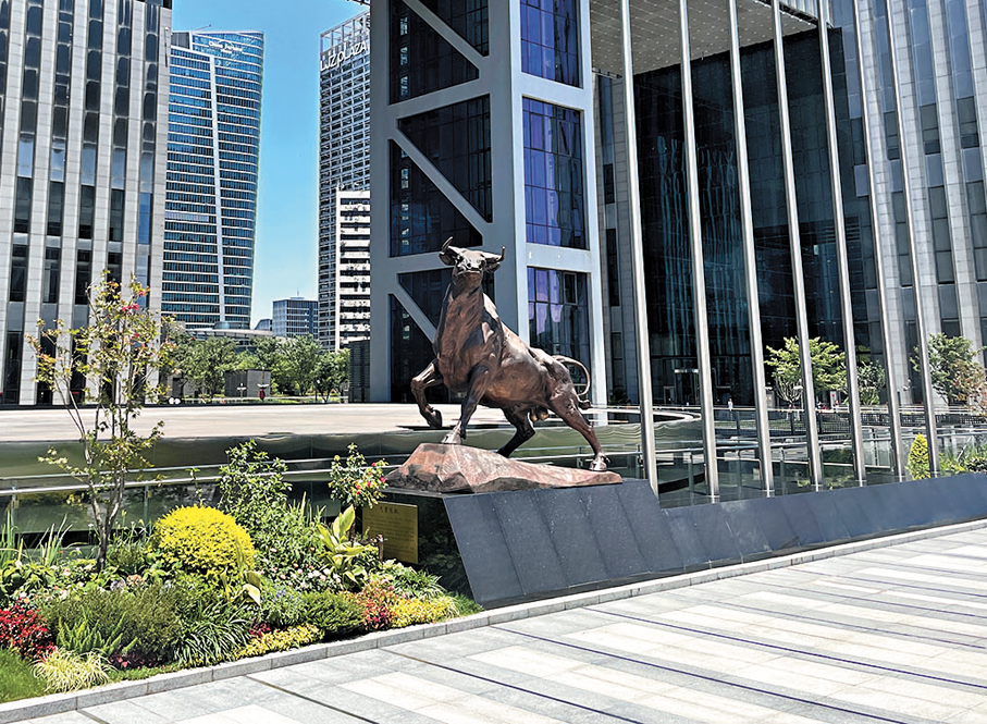 ●A股近幾個交易日呈震盪態勢，但對於後市，機構仍積極看好。有外資機構更建議增持中國股票，以捕捉明年新興市場投資機遇。圖為上海證券交易所。 香港文匯報記者章蘿蘭  攝