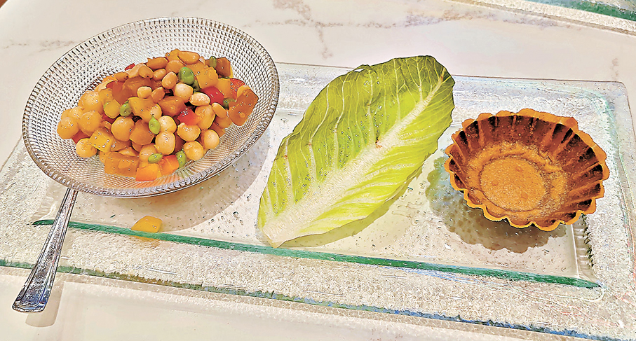 ●南瓜彩椒雞頭米配紫菜脆杯及生菜片