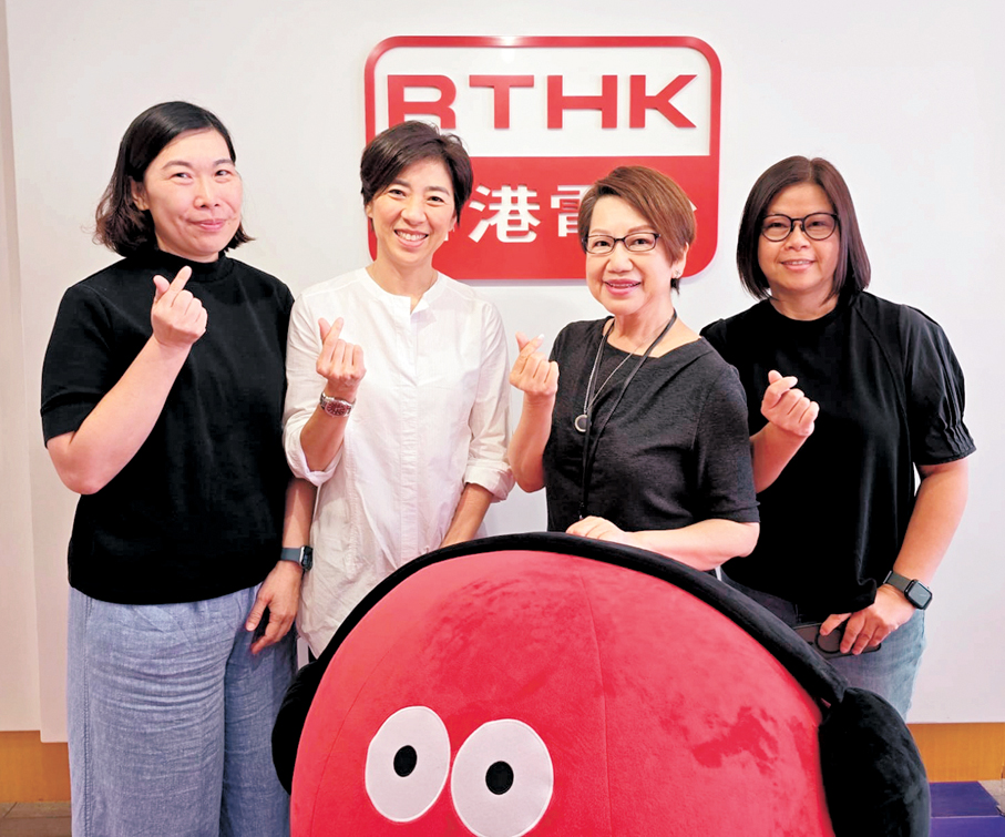 ●「惜食堂」夥伴及資源發展部主管王敏儀（左一）、創辦人董愛麗（左二）及高級服務經理黃美儀（右一）。 作者供圖