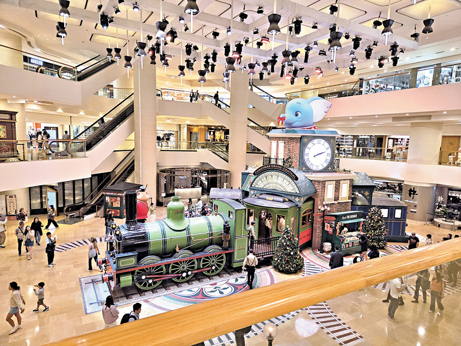 ●太古廣場今年的聖誕布置以「中央火車站」為主題。 作者供圖