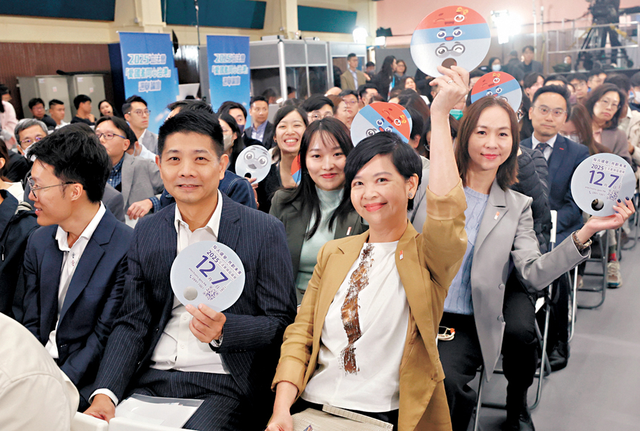 ●房屋局局長何永賢（前排右一）昨日以選民身份出席選舉論壇。 香港文匯報記者郭木又  攝