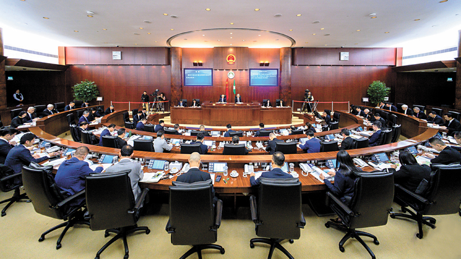 ●澳門特區行政長官岑浩輝在立法會發表2026年施政報告。