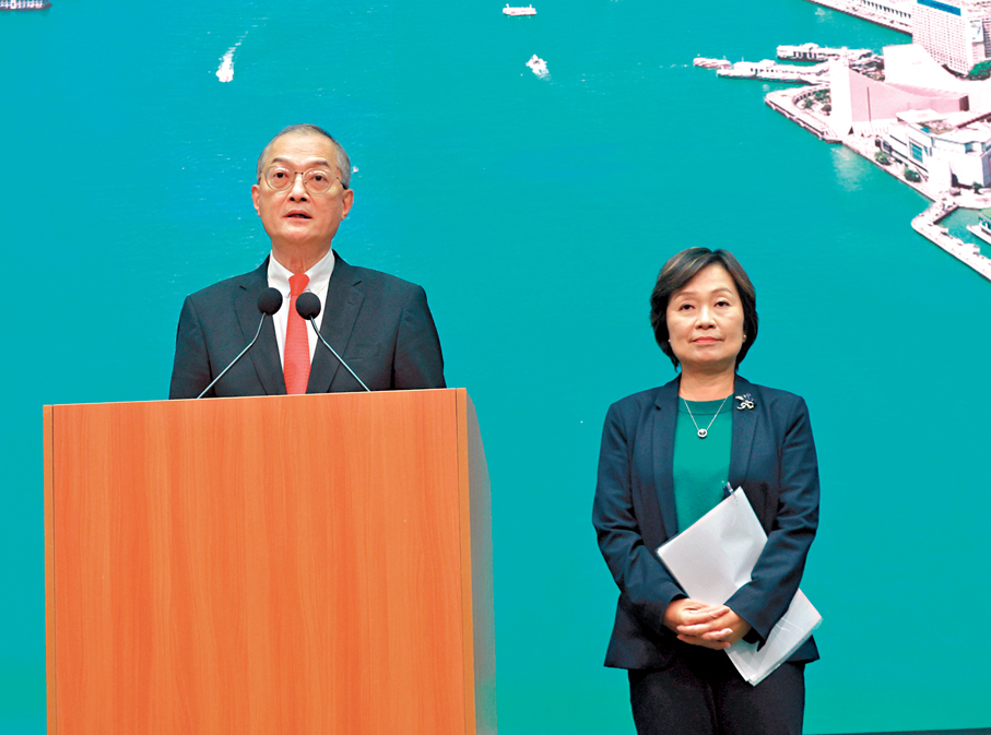 ●科大成功向政府申辦籌備新醫學院，醫務衞生局局長盧寵茂及教育局局長蔡若蓮見傳媒交代過程。 香港文匯報記者北山彥  攝