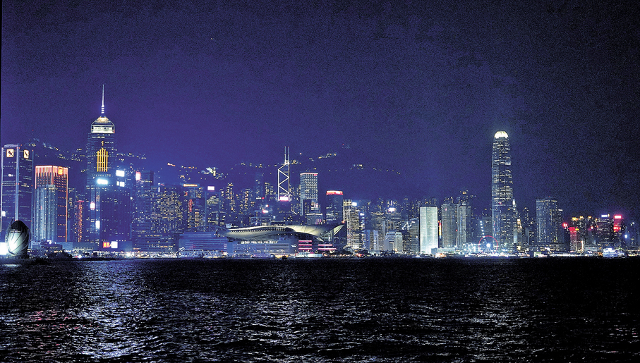 ●在國際燃料價格緩和下，香港市民明年可獲減電費。 香港文匯報記者曾興偉  攝