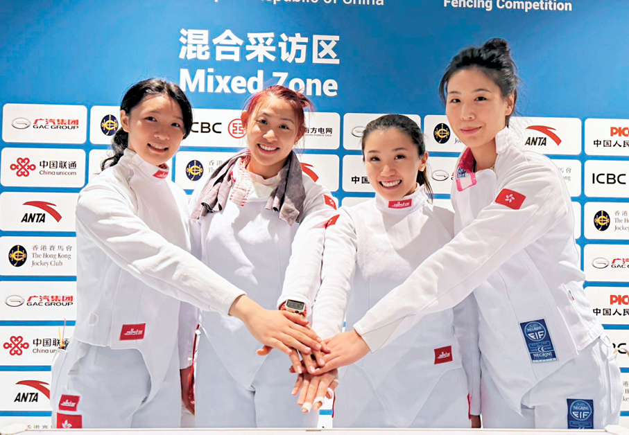 ●港隊女子重劍隊（左起）吳海諦、佘繕妡、朱嘉望、陳渭泠展現頑強鬥志。