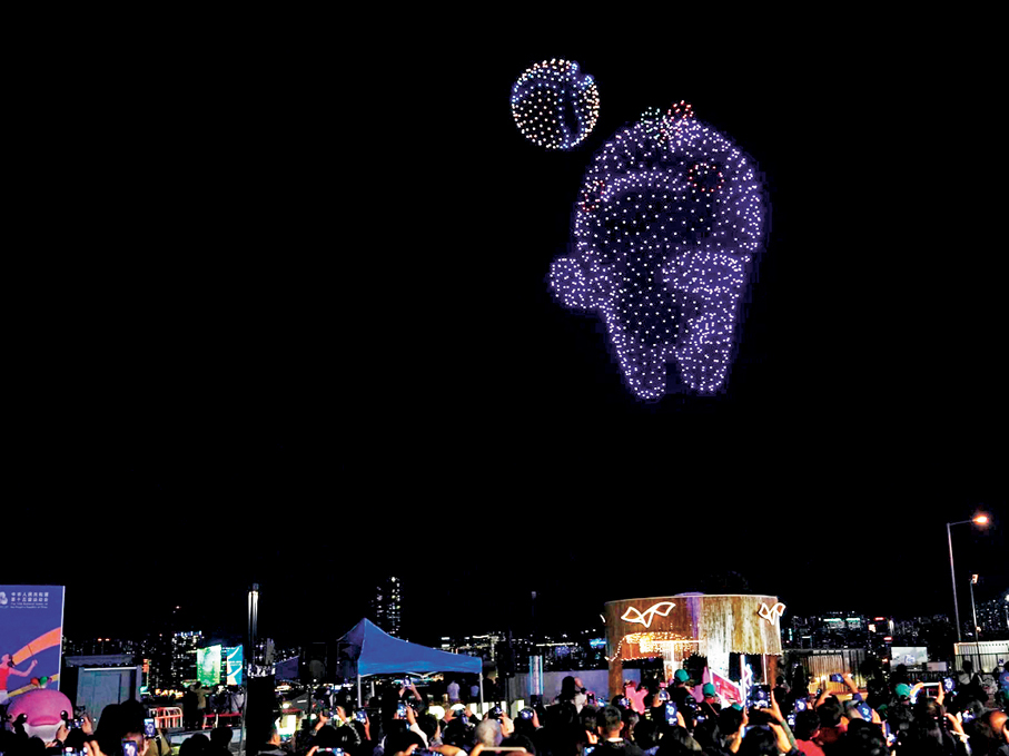 ●一千二百架無人機在上空勾畫出全運會吉祥物圖案。 香港文匯報記者郭正謙  攝