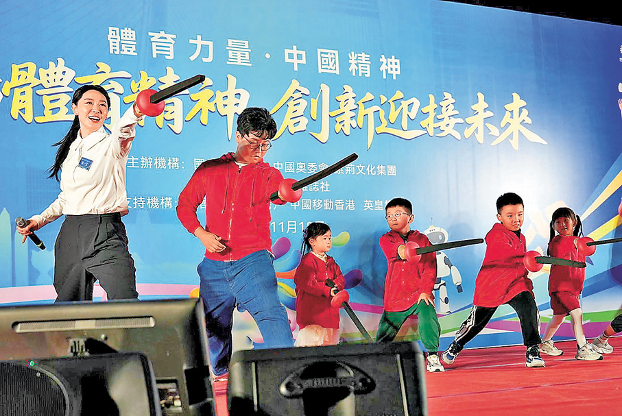 ●孫一文（左）教授青少年劍擊技巧。 香港文匯報記者郭正謙  攝