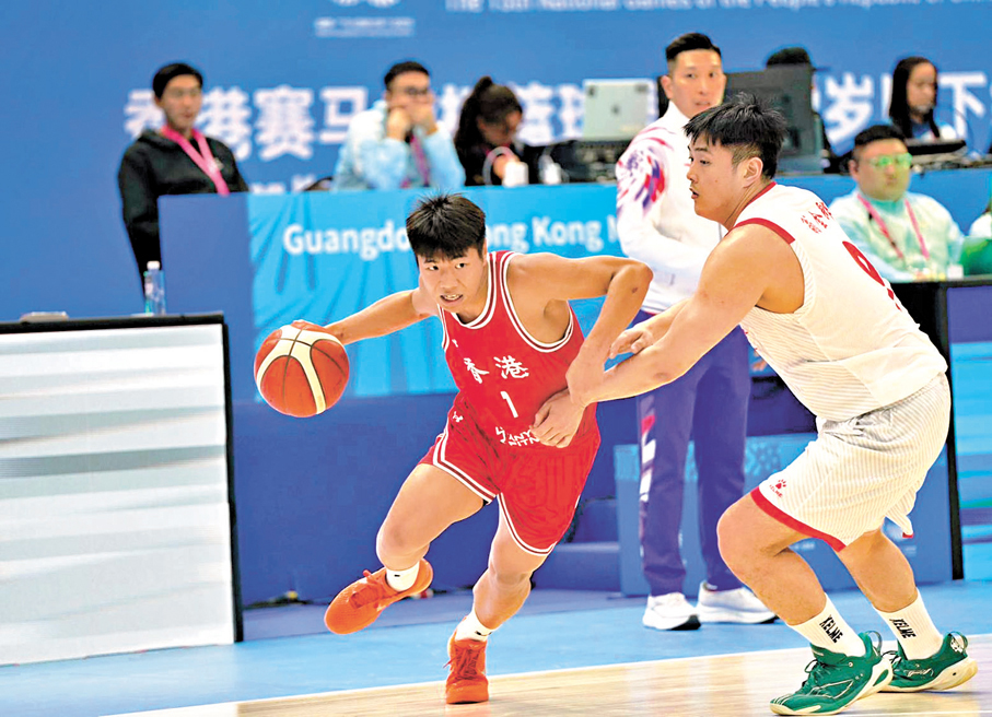 ●鍾志榮（左）率港籃U22在名次賽反勝福建隊。香港文匯報記者郭正謙  攝