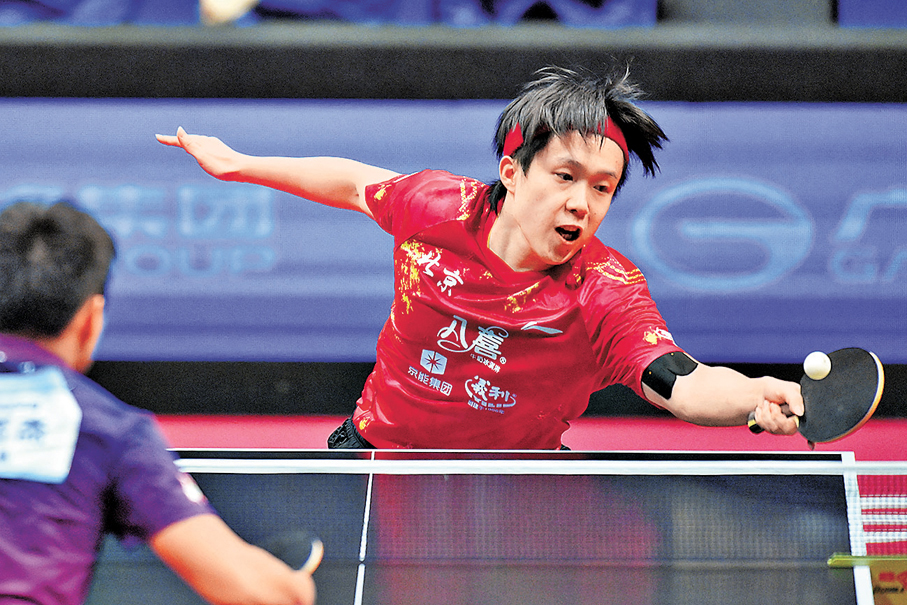 ●王楚欽在比賽中回球。  新華社