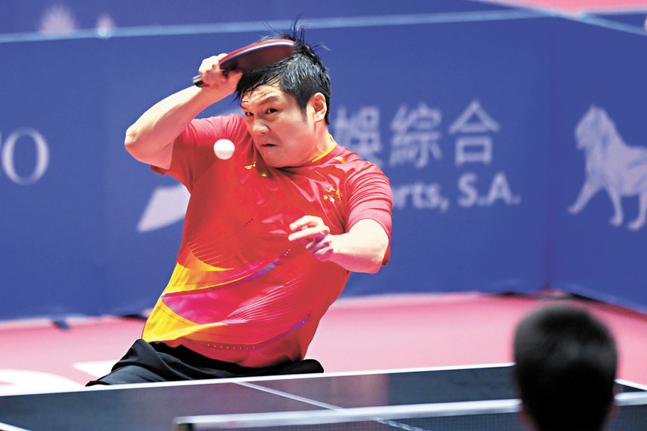 ●樊振東在比賽中回球。  新華社