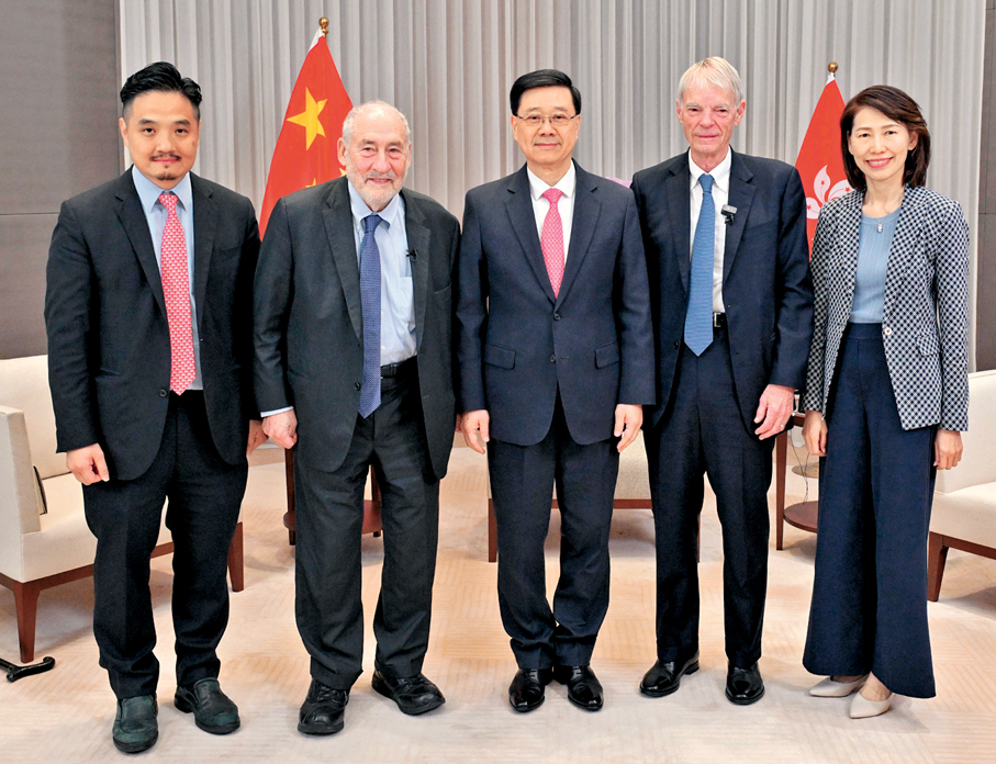 ●特區行政長官李家超（中）昨與兩位2001年諾貝爾經濟學獎得主Joseph E Stiglitz教授（左二）和Michael Spence教授（右二）會面。 政府新聞處圖