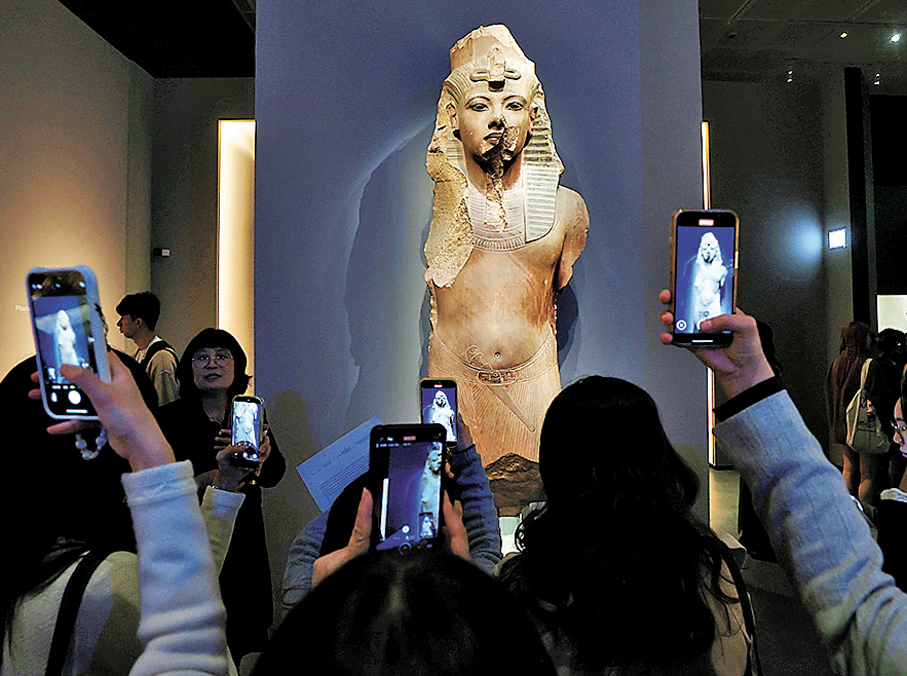 ●圖坦卡門巨石像（被阿伊和哈倫海布挪用）成展覽焦點。 香港文匯報記者郭木又  攝