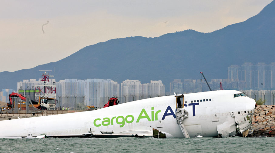 ●當日貨機在降落機場北跑時滑出跑道，繼而撞毀鐵絲網墮海。 資料圖片