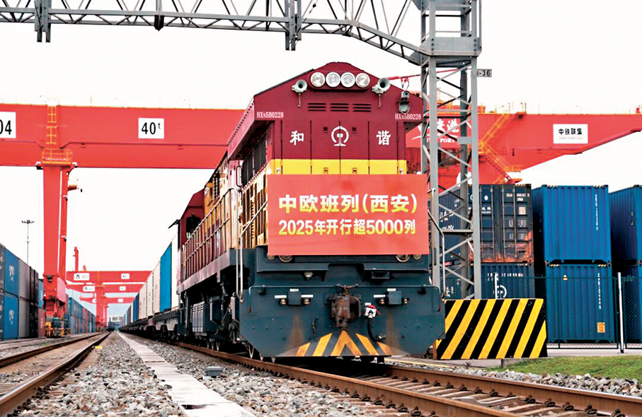 ●17日，滿載汽車配件光伏組件等商品的X9043次中歐班列從西安國際港站駛出，標誌着中歐班列（西安）首次實現年度前10個月開行量突破5,000列大關，創歷年同期最高紀錄。 香港文匯報西安傳真