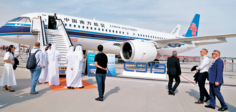 ●當地時間11月17日，在阿聯酋迪拜，觀眾在2025迪拜航空展上參觀中國南航的C919飛機。 新華社