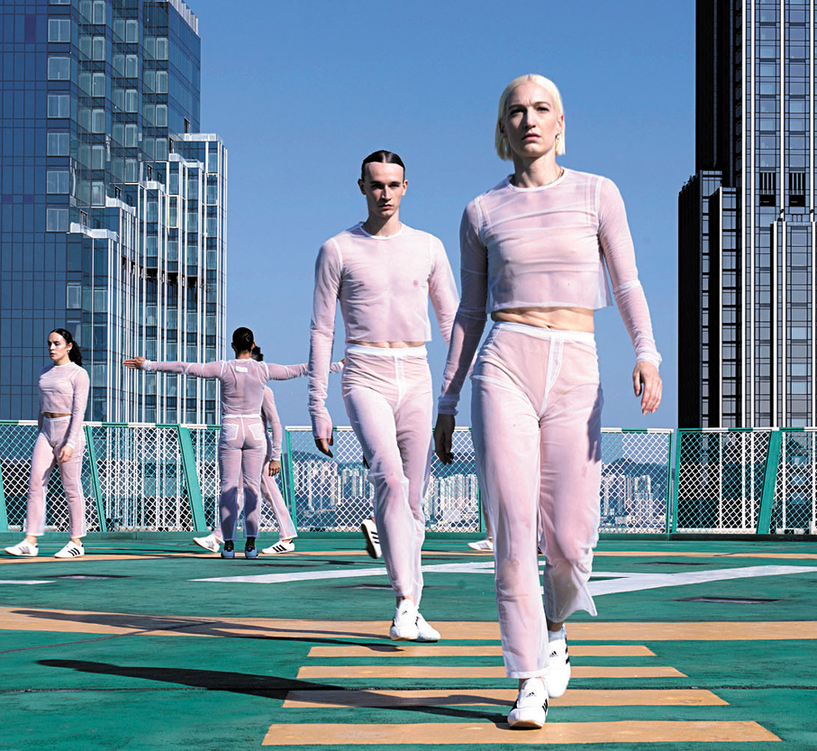 ●Wayne McGregor舞團的舞者與香港舞者組成美妙群舞。 相片：Ravi Deepres