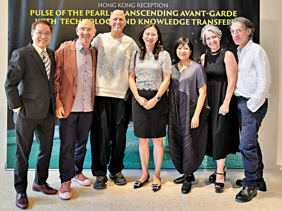 ●（左起）浸大暫任首席創新總監劉樂庭、浸大視覺藝術院講座教授邵志飛、威尼斯舞蹈雙年展藝術總監Wayne McGregor、香港駐布魯塞爾經濟貿易辦事處副代表李詠璇、港芭行政總監李易璇、Studio Wayne McGregor行政總監Rebecca Marshall、港芭藝術總監衛承天在威尼斯合影。 港芭供圖