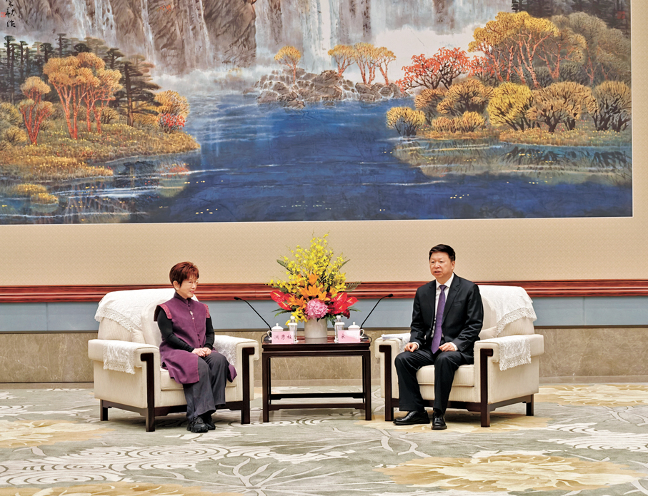 ●宋濤19日在成都會見中國國民黨前主席洪秀柱等參加第五屆「攜手圓夢——兩岸同胞交流研討活動」嘉賓代表。香港文匯報記者向芸  攝