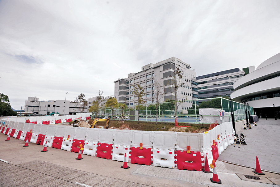 ●港科大醫學院初期的教研大樓選址將坐落於清水灣校園南門鄰近逸夫演藝中心區域，現址為網球場、停車場及部分空地。香港文匯報記者郭木又  攝