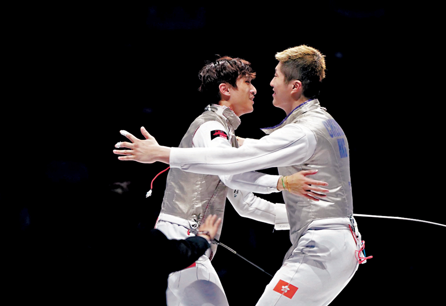 ●蔡俊彥（左）與張家朗賽後擁抱慶祝。 香港文匯報記者郭正謙  攝