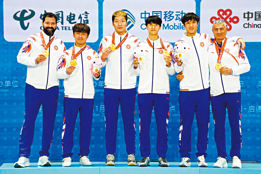 ●男花港隊四子與教練一同踏上頒獎台領取金牌。大公文匯全媒體記者麥鈞傑  攝