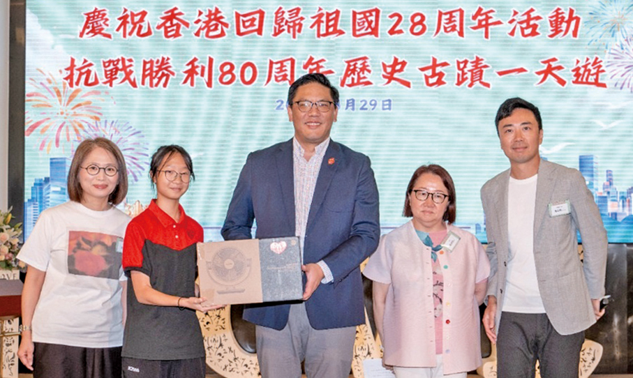 ●基金舉辦多場「抗戰勝利80周年歷史回顧一天遊」活動，梁宏正出席活動及頒發獎品給答對歴史問答的小朋友。