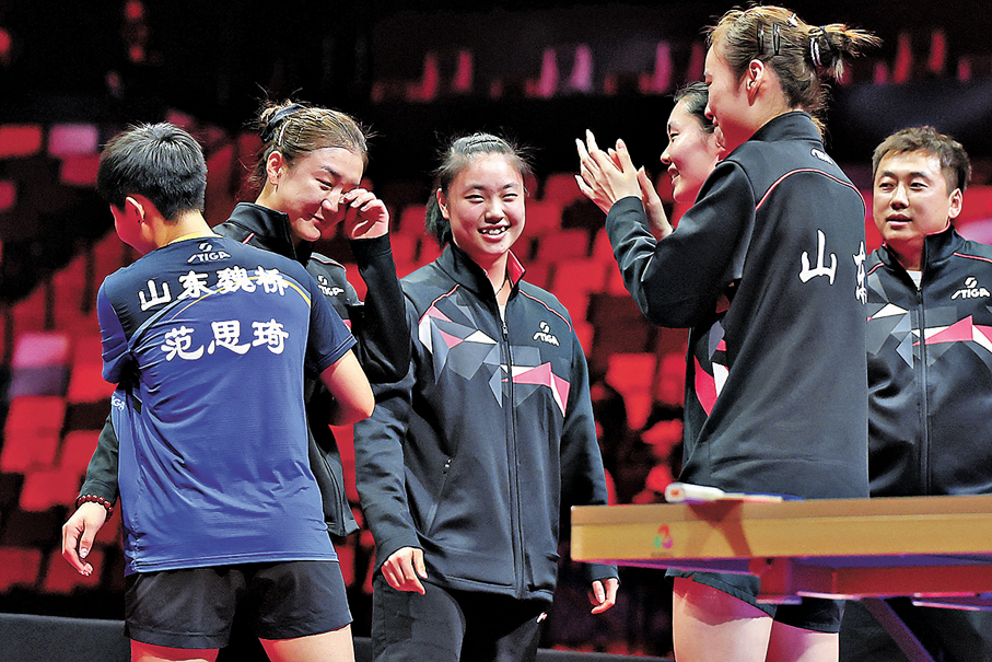 ●范思琦（左一）和陳夢（左二）慶祝奪冠。  新華社