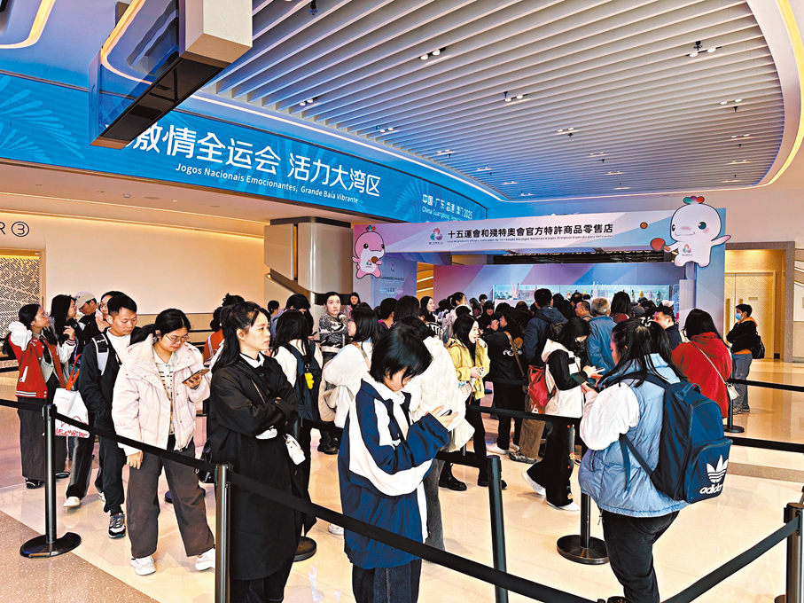 ●場館內零售店時常出現排隊人龍。  香港文匯報記者王思佳  攝