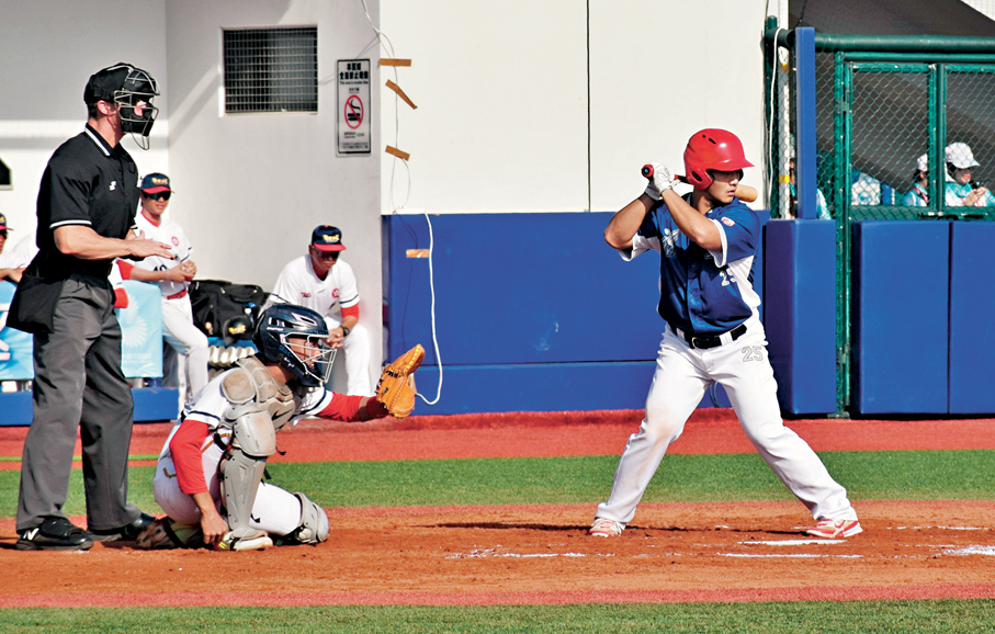 ●福建棒球隊的打者站上打擊區，神情專注，準備擊球。