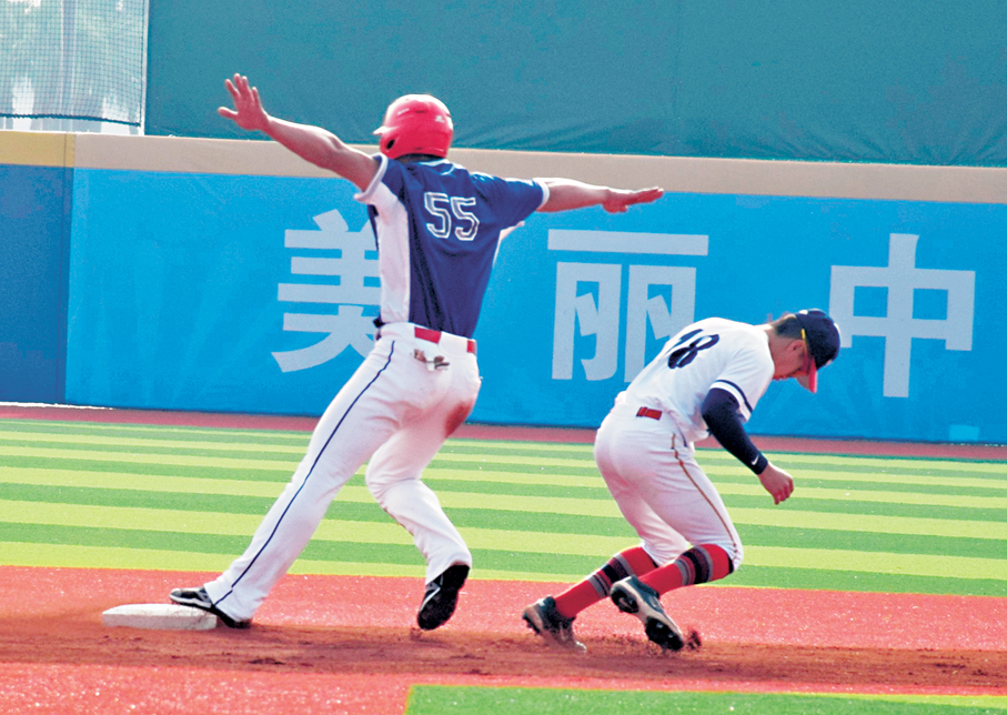 ●福建棒球隊球員王詩聰（左）上壘瞬間。