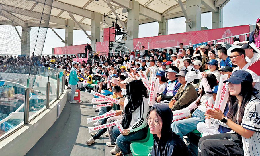 ●棒球比賽氣氛十分熱烈，觀眾席座無虛席。