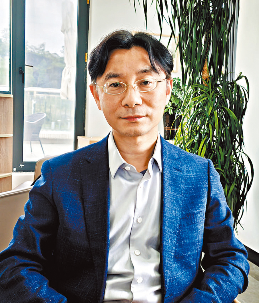 ●中國科學院高能物理研究所所長曹俊接受本報採訪。 香港文匯報記者劉凝哲  攝