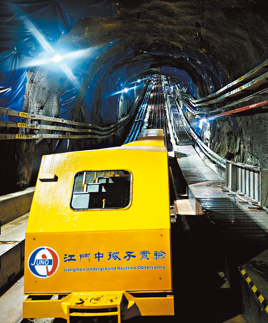 ●JUNO裝置位於地下700米，記者從地面需要通過乘坐「小火車」進入地下實驗空間。 香港文匯報記者劉凝哲  攝