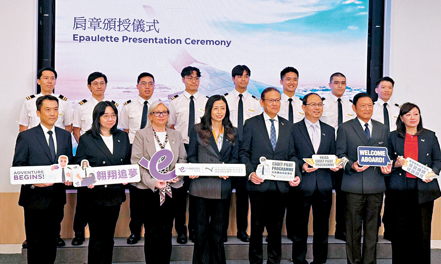 ●毛潔瓊（前排左四）及李天柱（前排右四）與獲聘為二副機長的畢業學員合照。 香港文匯報記者田至韌  攝