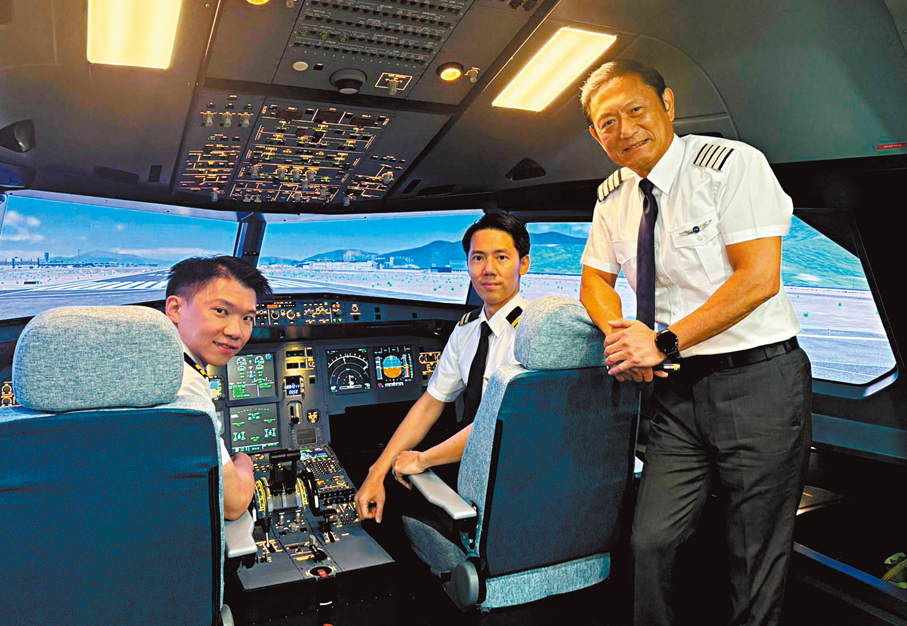 ●左起：兩名獲聘的二副機長陳永康、鄧俊偉，與飛行訓練及航空工程培訓中心總監葉欣鴻在模擬駕駛室合照。 香港文匯報記者田至韌  攝