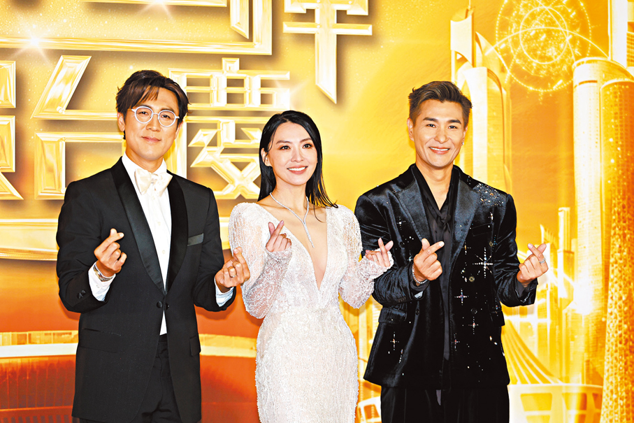 ●左起：譚俊彥、陳煒和陳展鵬齊比心。 香港文匯報記者黃艾力 攝